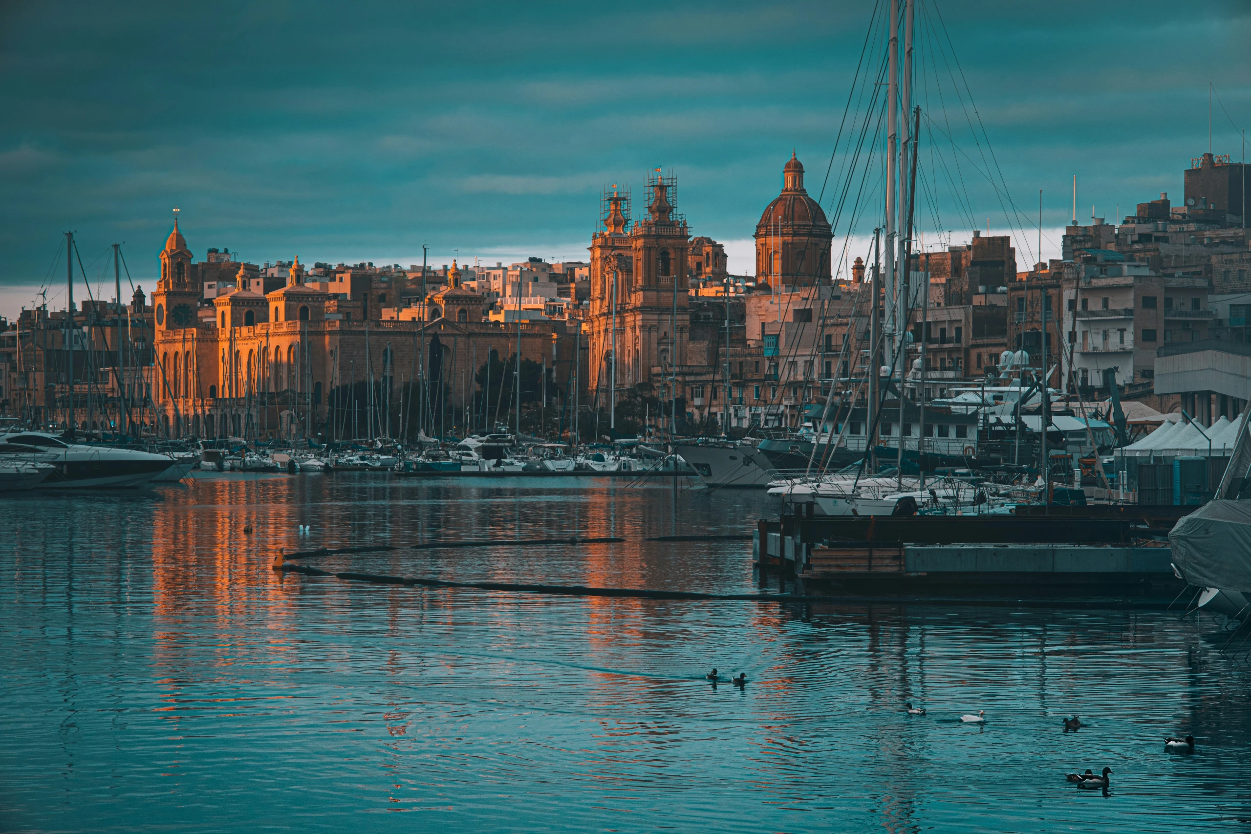 Valletta dar sokakları ve geleneksel malta evleri balkonları
